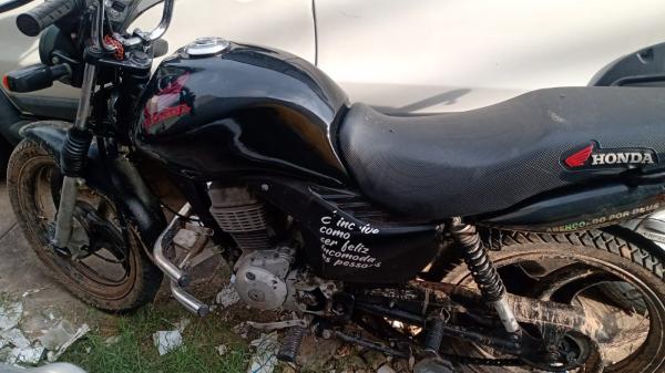 Menor é apreendido com moto roubada e arma de fogo em praça de Floriano