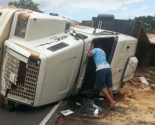 Carreta que transportava sója tomba na BR-343 entre Jerumenha e Floriano