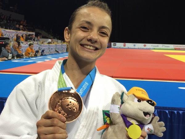 Nath&aacute;lia Brigida mostra sua medalha de bronze.(Imagem:GloboEsporte.com)