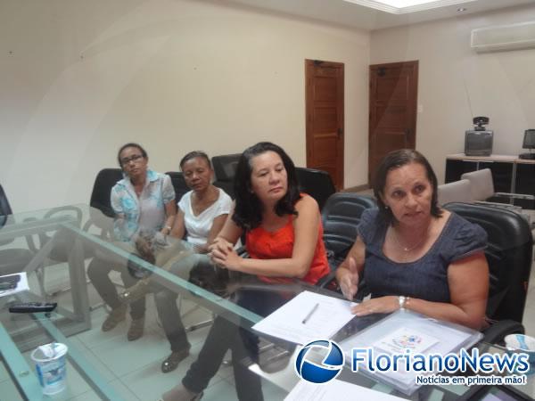  Prefeito se re&uacute;ne com professores para debater assuntos de interesse da categoria.(Imagem:FlorianoNews)