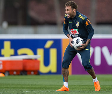 Com presença de Zagallo, Tite comanda treino da seleção e testa Neymar