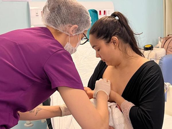Maternidade Evangelina Rosa oferece consultoria para mães com dificuldades durante a amamentação