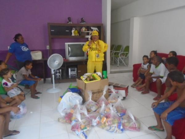 Fam&iacute;lias carentes recebem doa&ccedil;&atilde;o de cestas b&aacute;sicas em Floriano.(Imagem:FlorianoNews)