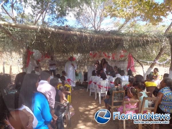 Adolescentes recebem o Sacramento do Crisma na localidade Sap&eacute;.(Imagem:FlorianoNews)