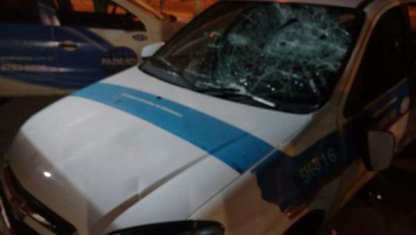 Carro da Secretaria de Seguran&ccedil;a P&uacute;blica de Mogi &eacute; depredado durante jogo do S&atilde;o Paulo na Copinha.(Imagem:Vitor Geron)