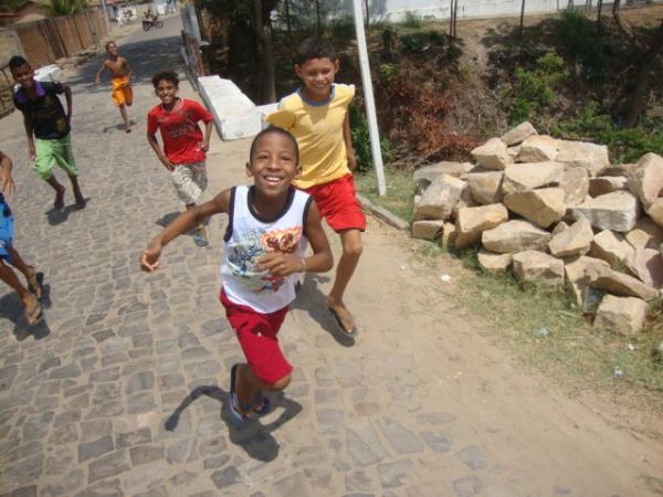 Felicidade das crian&ccedil;as com a visita do Carrapeta(Imagem:Reda&ccedil;&atilde;o)