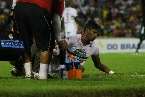 Vanderlei sofre com marca&ccedil;&atilde;o esmeraldina, mas garante importante contribui&ccedil;&atilde;o em vit&oacute;ria tricolor.(Imagem:Renan Morais)