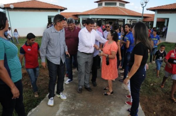  Governador visita obras em Lagoa do S&atilde;o Francisco.(Imagem:Francisco Gil&aacute;sio)
