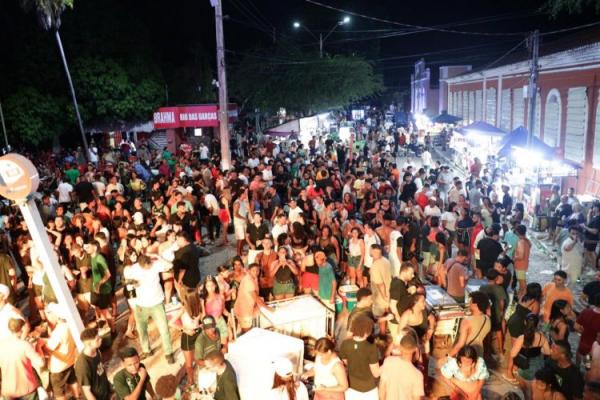 Arrastão com Durval Lelys marca Estreia da Folia de Carnaval em Floriano