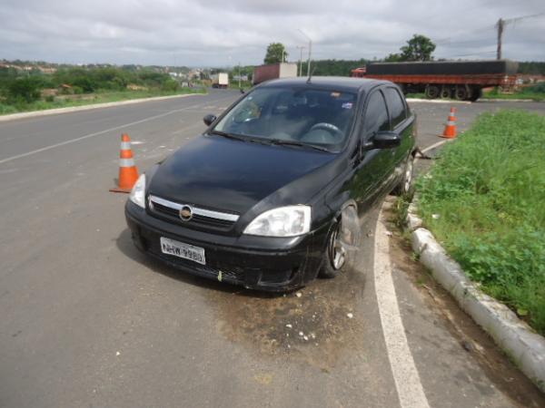 Ve&iacute;culo colide contra canteiro central da BR-230 em Floriano.(Imagem:FlorianoNews)