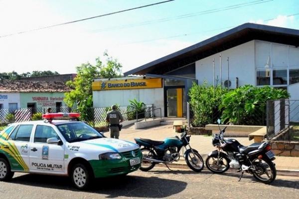 PM cerca ag&ecirc;ncia do Banco do Brasil de Jos&eacute; de Freitas para evitar assalto.(Imagem:Chagas Silva)