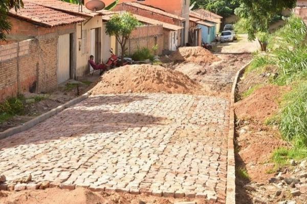 Obras de pavimentação poliédrica seguem avançando em Floriano