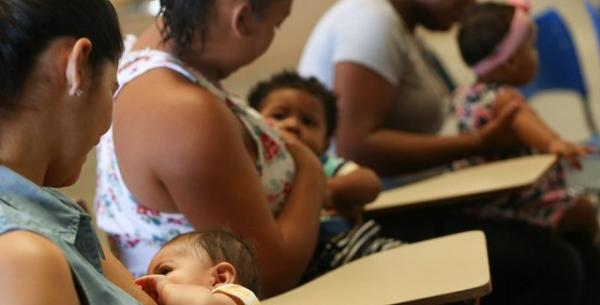 Lei no Piauí permite que mãe amamente bebê durante concurso