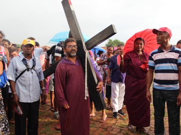 Agricultor arrasta cruz de madeira por 60 km para pagar promessa no Piauí