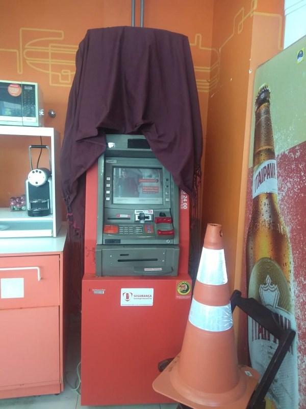 Criminosos tentaram roubar caixa eletr&ocirc;nico.(Imagem:Nayara Nadja/TV Clube)