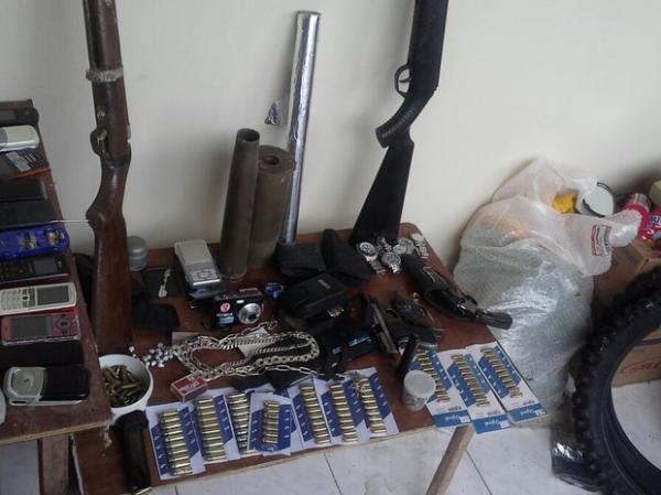 Polícia apreende armas, munições e 30 celulares no litoral do Piauí