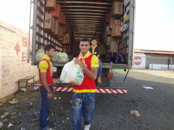 Fam&iacute;lias carentes s&atilde;o beneficiadas com cestas b&aacute;sicas em Floriano.(Imagem:FlorianoNews)
