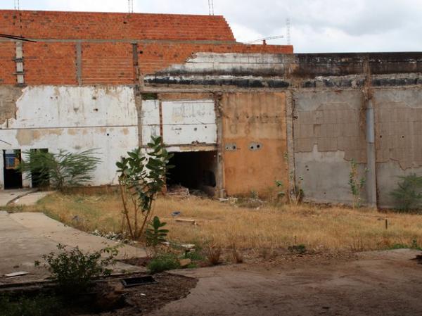 Matagal cresce na estrutura do Centro de Conven&ccedil;&otilde;es.(Imagem:Gilcilene Ara&uacute;jo/G1)
