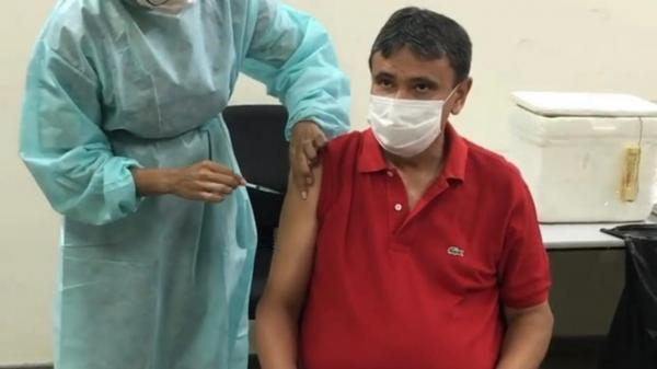 Wellington Dias recebe a segunda dose da vacina contra Covid-19 em Teresina