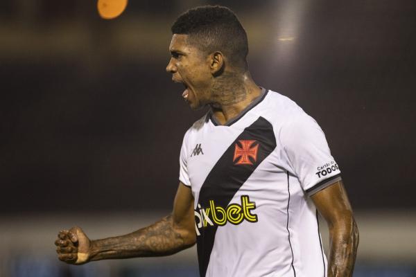 Raniel comemora gol em Ferrovi&aacute;ria x Vasco.(Imagem:Diogo Reis/AGIF)
