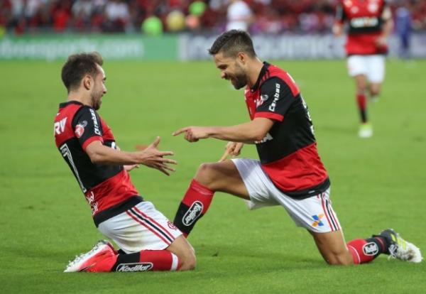 Diego, Ribeiro e Rodrigo Caio abraçam campanha por pequeno torcedor do Flamengo