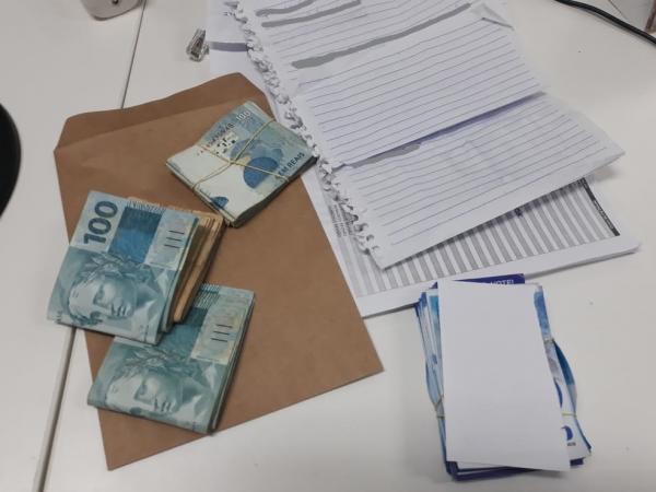 Candidata a vereadora é autuada em flagrante com dinheiro e lista com nome de eleitores