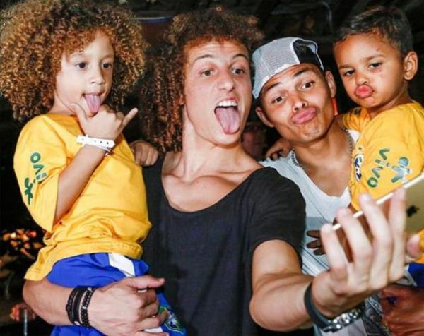 Após dois anos, sósias se encontram com David Luiz e Thiago Silva; foto