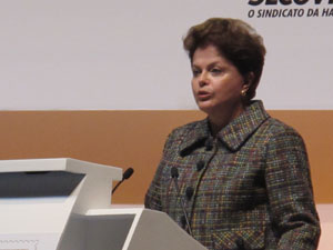 'Não entraremos em recessão', diz Dilma sobre a crise global