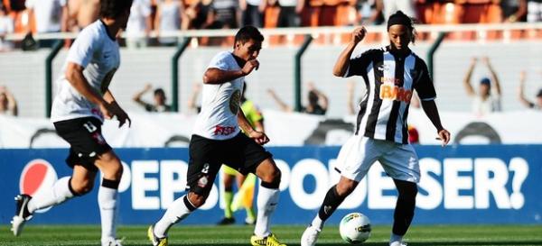 Ronaldinho Ga&uacute;cho &eacute; marcado por Paulinho.(Imagem:Marcos Ribolli / Globoesporte.com)