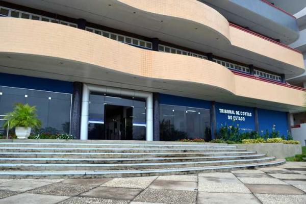Queda nos repasses federais e reajustes salariais fazem municípios extrapolarem limite da LRF