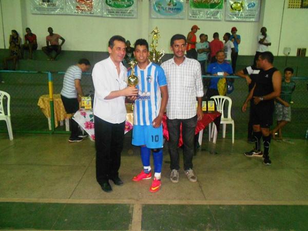Prefeito Gilberto J&uacute;nior &eacute; homenageado na final da Ta&ccedil;a Cidade de Floriano.(Imagem:Secom)