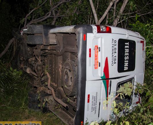 Van com 14 passageiros tomba na BR-343 e deixa três feridos