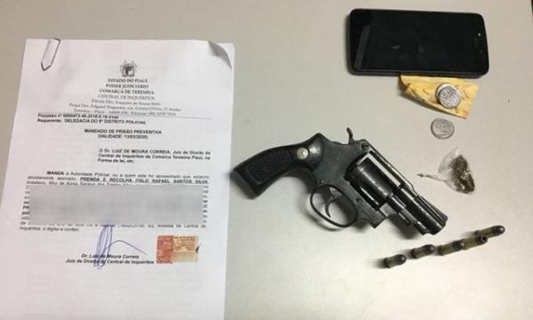Suspeito de assaltar papelaria é preso com celular roubado