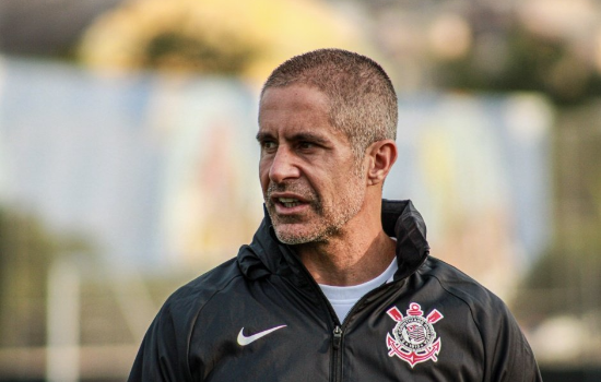 Gaviões da Fiel volta a exigir saída de Sylvinho do Corinthians