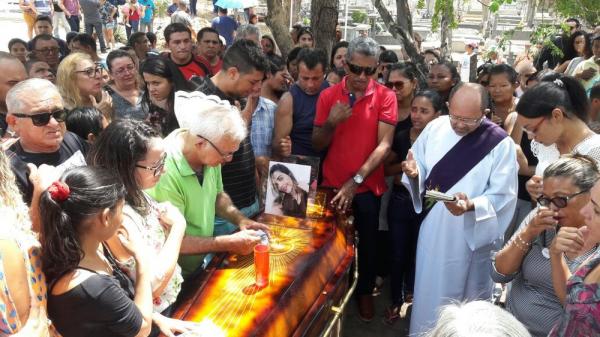 Amigos e familiares de estudante assassinada pedem justiça durante missa