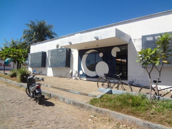 Rompimento de cano provoca falta de água em Floriano