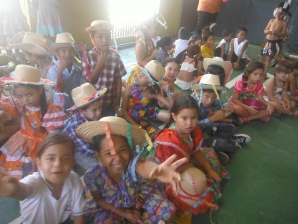 Escola Pequeno Pr&iacute;ncipe comemorou nesta quinta-feira o Dia do Folclore.(Imagem:FlorianoNews)