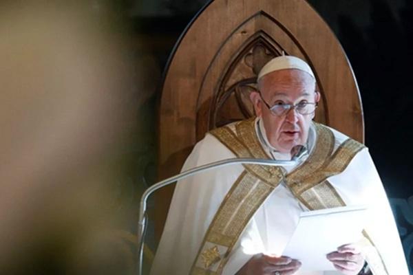 Papa Francisco faz apelo à paz no Oriente Médio ao abraçar israelense e palestino