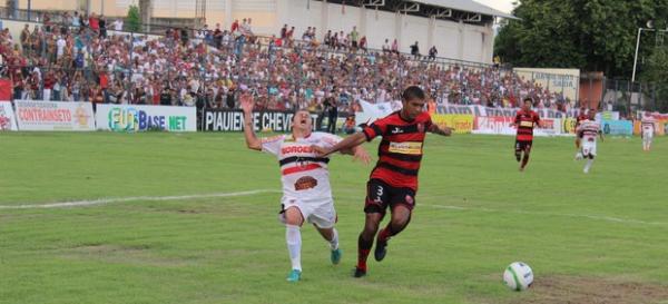 Apesar da marca&ccedil;&atilde;o da zaga do Flamengo-PI, Thiago Marab&aacute; criou oportunidades e foi o destaque do River-PI no cl&aacute;ssico deste domingo no Lindolfo Monteiro.(Imagem: Renan Morais/GLOBOESPORTE.COM)