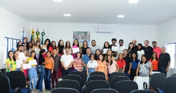 Alunos monitores recebem certificados do projeto "Pacto pela Aprendizagem"