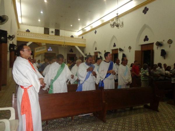 Fi&eacute;is participam .a missa do lava p&eacute;s e prociss&atilde;o do fogar&eacute;u (Imagem:FlorianoNews)