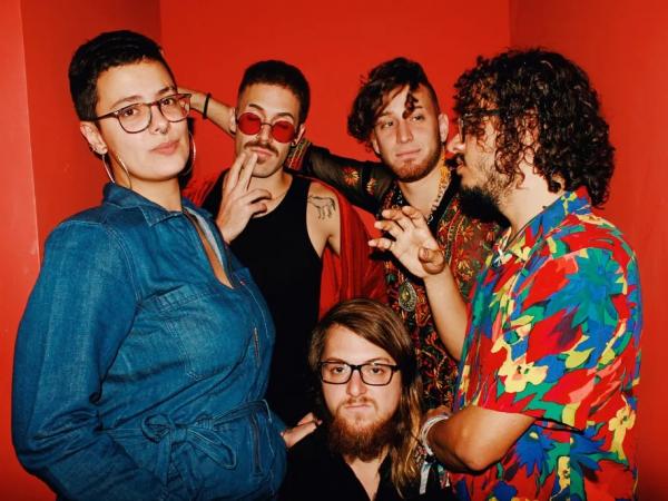 Francisco, El Hombre relança primeiro álbum em LP para festejar os dez anos da banda