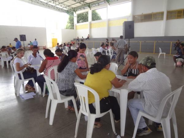 Fam&iacute;lias contempladas do ?Minha Casa Minha Vida? assinam contratos com a CEF.(Imagem:FlorianoNews)