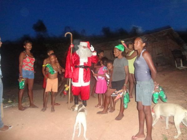 Papai Noel entrega brinquedos e cestas b&aacute;sicas em Floriano. (Imagem:FlorianoNews)