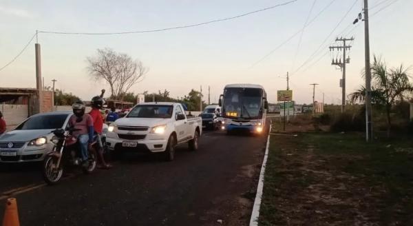 Moradores bloqueiam trecho da PI-113 em protesto por melhorias na rodovia