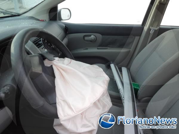 Motorista que disputava racha bate carro e derruba poste em Floriano.(Imagem:FlorianoNews)
