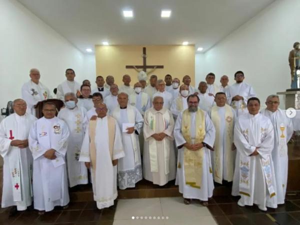 Diocese de Floriano celebra Missa dos Santos Óleos com presença de Bispo e padres