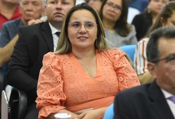 MPPI ingressa com ação contra prefeita que teria recebido R$ 376 por cargo do qual estava afastada