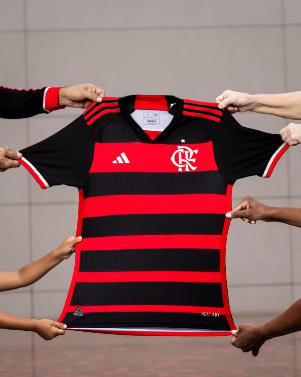 Olha a nova camisa do Flamengo segurada por torcedores de todas as cores.(Imagem:Divulga&ccedil;&atilde;o/Adidas)