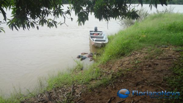 Corpo encontrado no Rio Parna&iacute;ba(Imagem:FlorianoNews)